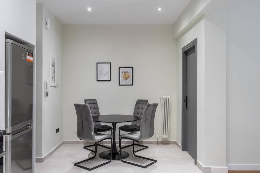 Contemporary Comfort In Apartment *