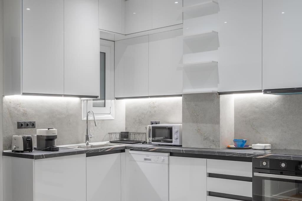 Contemporary Comfort In Apartment