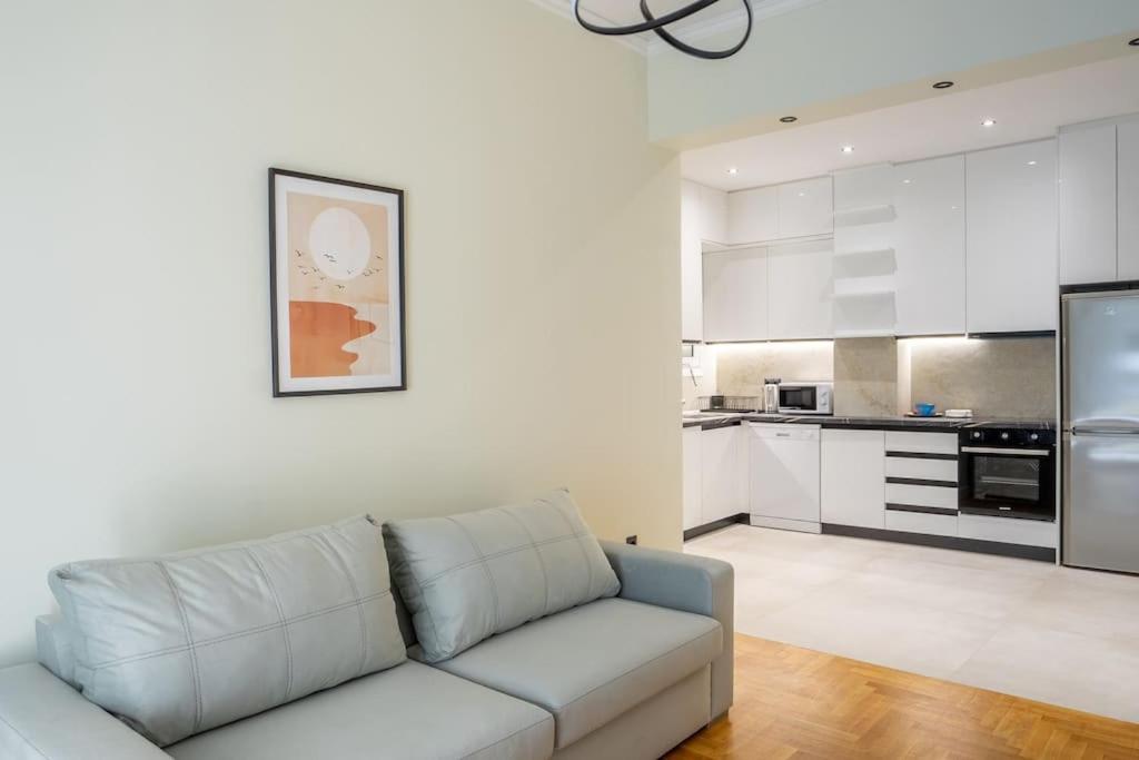Contemporary Comfort In Apartment *