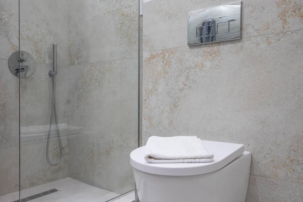 Contemporary Comfort In Apartamento Atenas